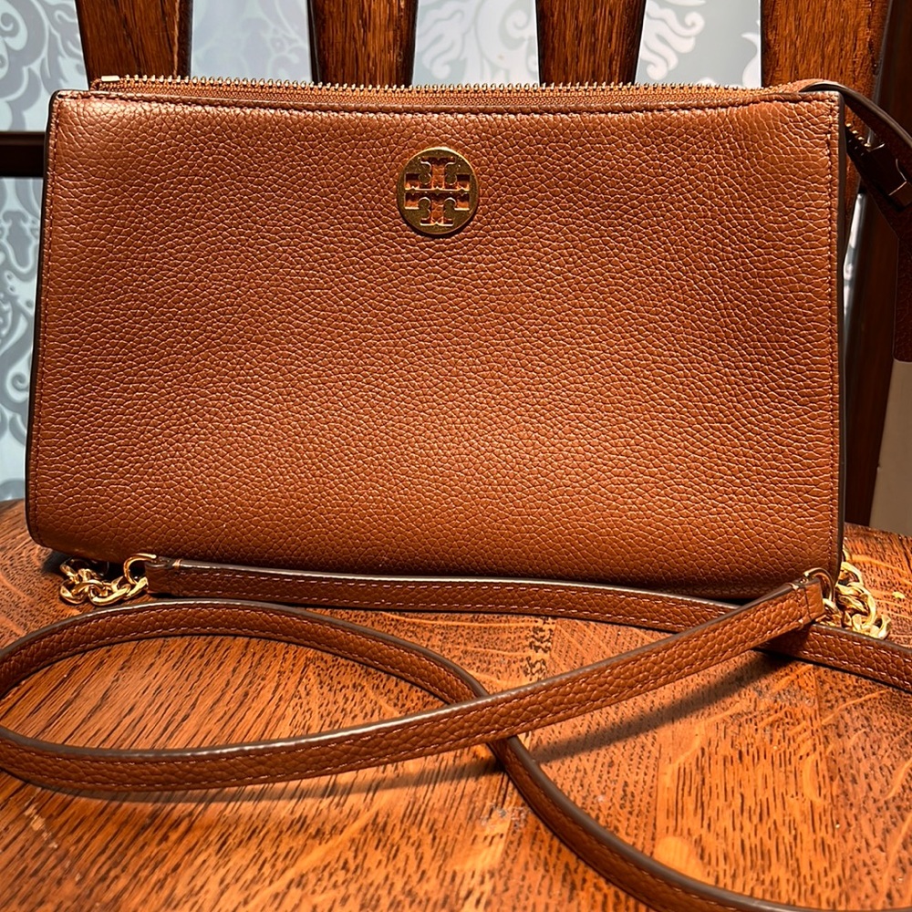 Tory Burch crossbody excellent condition built in cash and card slots.